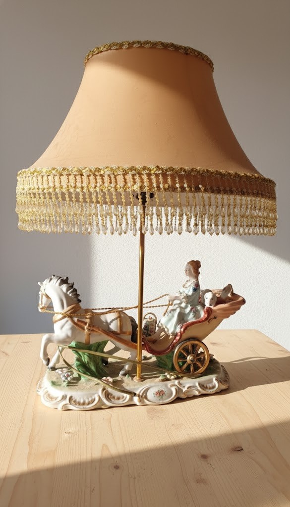 lampada-in-porcellana-“carrozza-con-dama”-stile-capodimonte-con-paralume-frangiato
